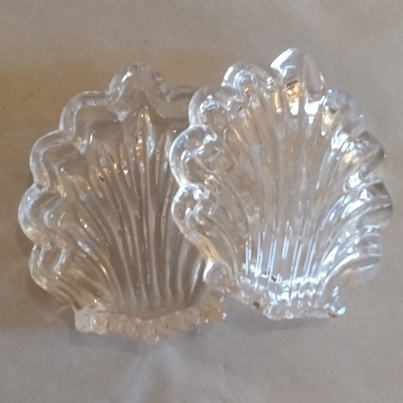 Vintage glass shell dish with lid similar to coquille with scalloped edge EUC - Picture 3 of 10